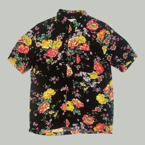 Urban Outfitters Floral Short Sleeve Button-Down Shirt - Black - Size Small